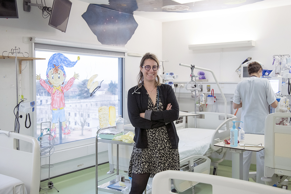 Justine Bacchetta en salle de dialyse dans le service de néphrologie pédiatrique de l’Hôpital Femme Mère Enfant